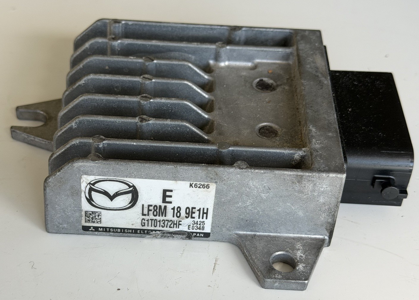 Módulo TCM Mazda con carcasa de aluminio y conector eléctrico